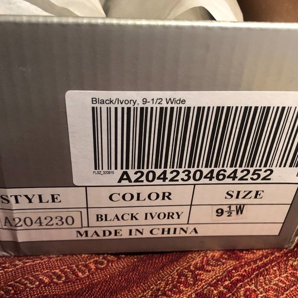 NEW IN BOX: SHOEBOX NEW YORK FLATS - Picture 9 of 10